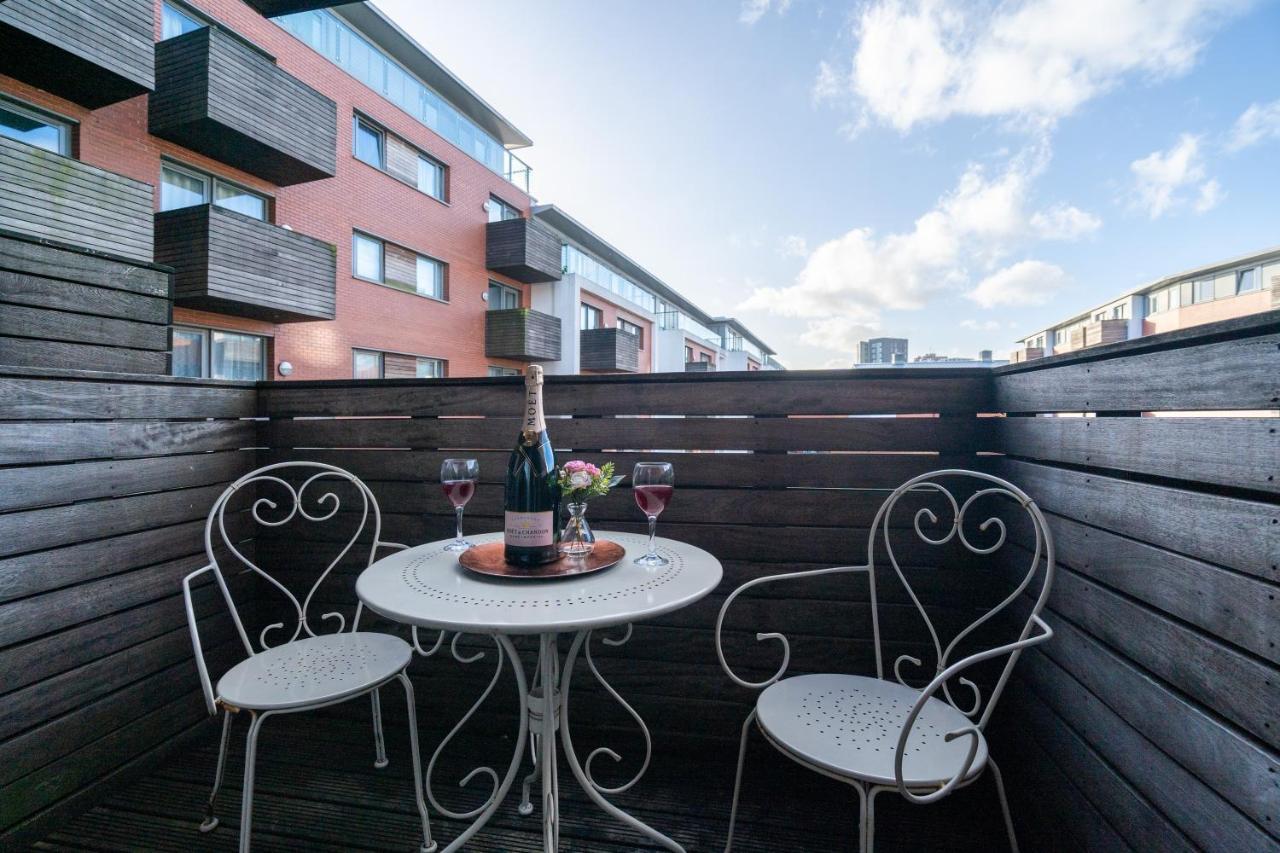 Caliber Stays Birmingham Bliss - Medusa Suite Apartments - Central 2-Bed Retreat - City Attractions, Sleeps 4, Free Netflix, Nearby Parking & Close Proximity - Bullring, Grand Central, The Cube - 5 Minutes Walk Exterior photo