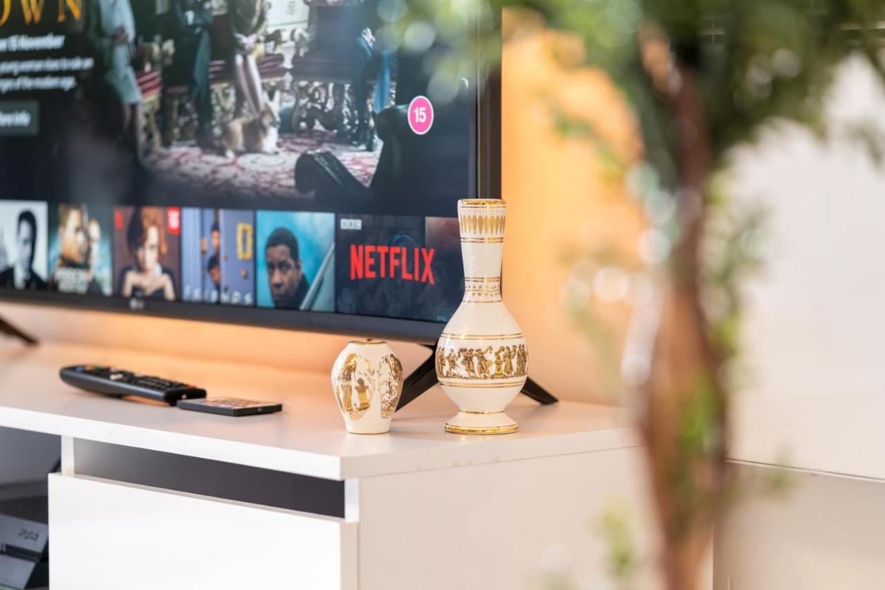 Caliber Stays Birmingham Bliss - Medusa Suite Apartments - Central 2-Bed Retreat - City Attractions, Sleeps 4, Free Netflix, Nearby Parking & Close Proximity - Bullring, Grand Central, The Cube - 5 Minutes Walk Exterior photo